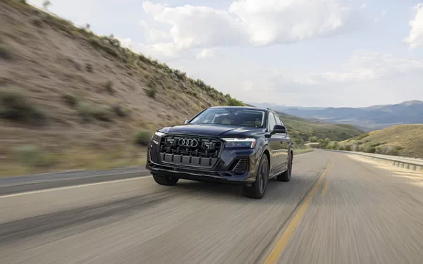   Audi Q7 55 TFSI quattro (Waitomo Blue Metallic) US-spec - 2025