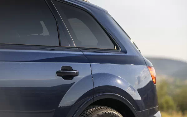   Audi Q7 55 TFSI quattro (Waitomo Blue Metallic) US-spec - 2025