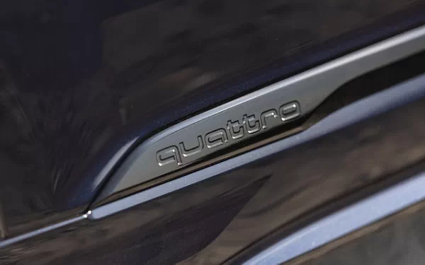   Audi Q7 55 TFSI quattro (Waitomo Blue Metallic) US-spec - 2025