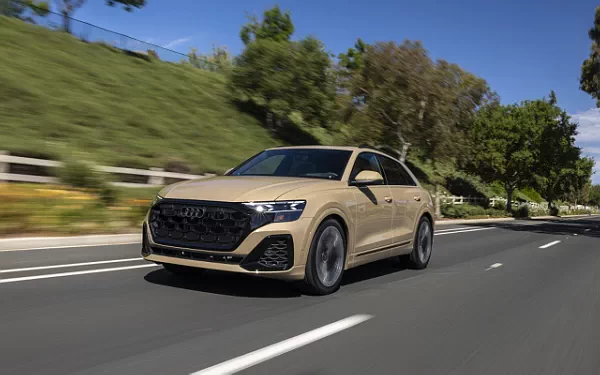   Audi Q8 55 TFSI quattro S line (Sakhir Gold Metallic) US-spec - 2025