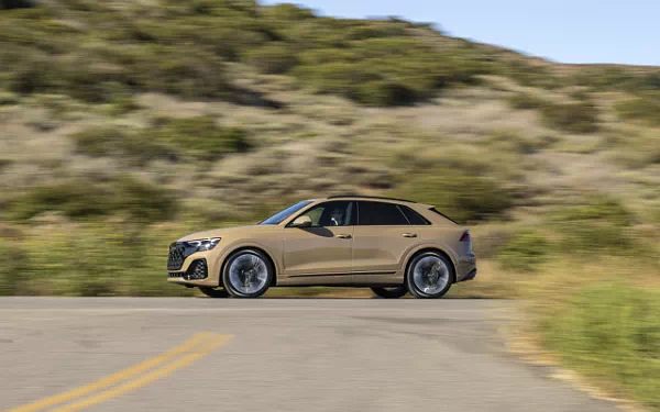   Audi Q8 55 TFSI quattro S line (Sakhir Gold Metallic) US-spec - 2025