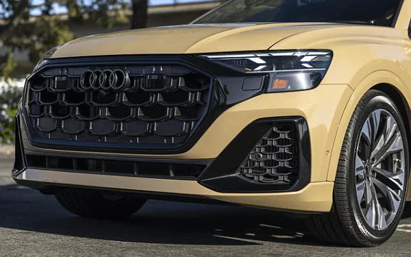   Audi Q8 55 TFSI quattro S line (Sakhir Gold Metallic) US-spec - 2025