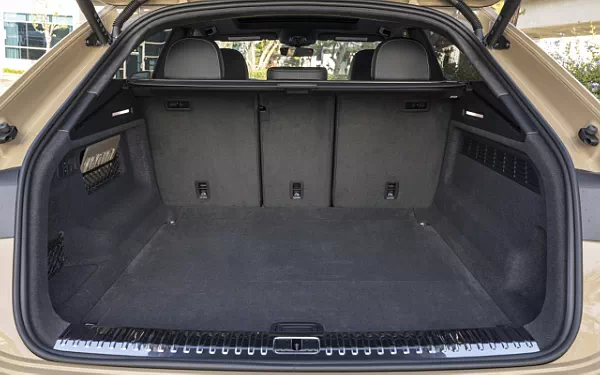   Audi Q8 55 TFSI quattro S line (Sakhir Gold Metallic) US-spec - 2025