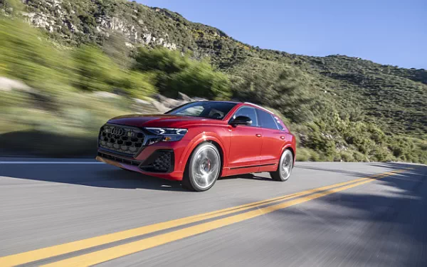   Audi SQ8 TFSI quattro (Chili Red Metallic) US-spec - 2025