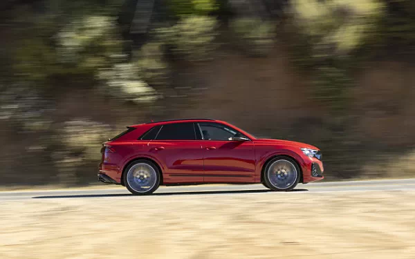   Audi SQ8 TFSI quattro (Chili Red Metallic) US-spec - 2025