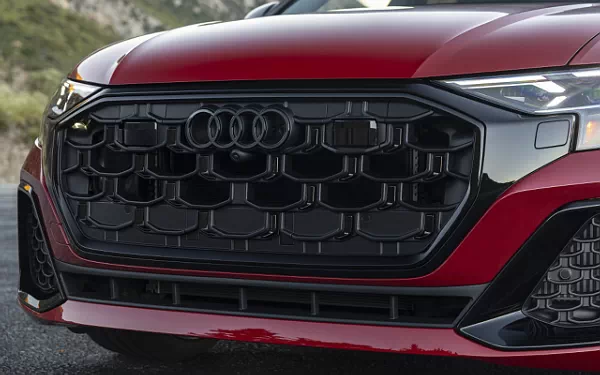   Audi SQ8 TFSI quattro (Chili Red Metallic) US-spec - 2025