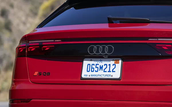   Audi SQ8 TFSI quattro (Chili Red Metallic) US-spec - 2025
