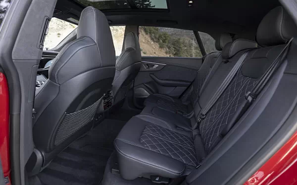   Audi SQ8 TFSI quattro (Chili Red Metallic) US-spec - 2025