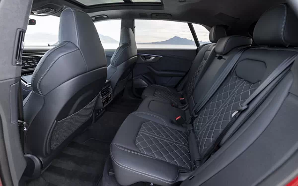   Audi SQ8 TFSI quattro (Chili Red Metallic) US-spec - 2025