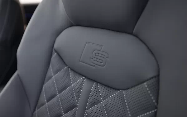   Audi SQ8 TFSI quattro (Chili Red Metallic) US-spec - 2025