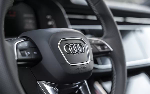   Audi SQ8 TFSI quattro (Chili Red Metallic) US-spec - 2025