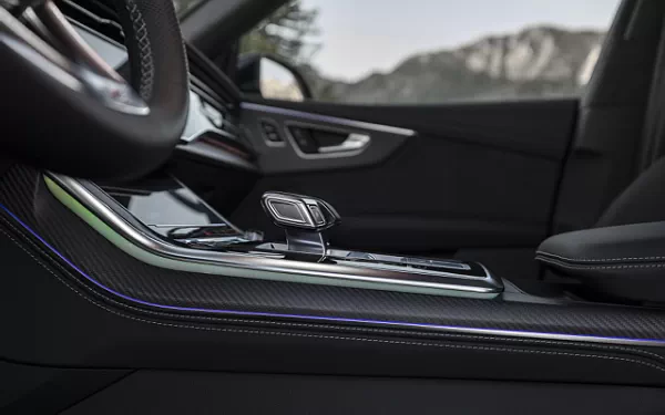   Audi SQ8 TFSI quattro (Chili Red Metallic) US-spec - 2025