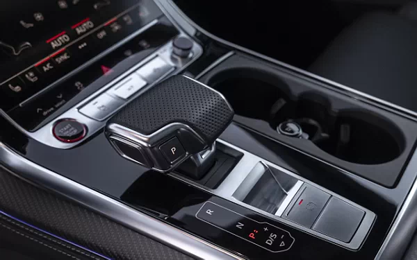   Audi SQ8 TFSI quattro (Chili Red Metallic) US-spec - 2025